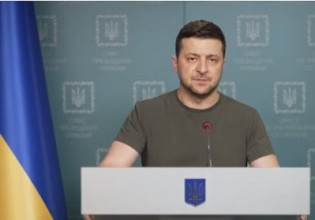 Ζελένσκι: Εξασφαλίσαμε ανθρωπιστικούς διαδρόμους για όσους επιθυμούν να φύγουν – Όσοι μπορούν να μείνουν να πολεμήσουν