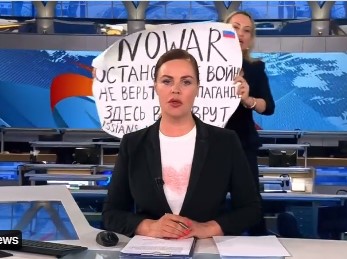 Ρωσία: Αντιπολεμικό μήνυμα στον αέρα της δημόσιας τηλεόρασης - «Μην πιστεύετε την προπαγάνδα» λέει εργαζόμενη του σταθμού
