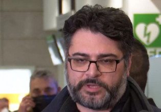 Μανώλης Ανδρουλάκης: Έφτασε στην Αθήνα ο Έλληνας πρόξενος της Μαριούπολης