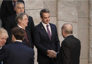 Μητσοτάκης – Ερντογάν: Χειραψία και χαλαρή συζήτηση στο περιθώριο της Συνόδου του ΝΑΤΟ