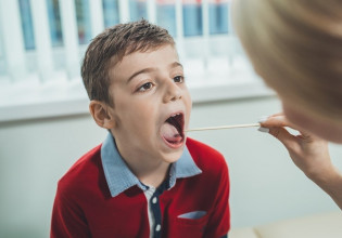 Κοροναϊός: Απρόσμενη επιπλοκή στα παιδιά λόγω της Ομικρον