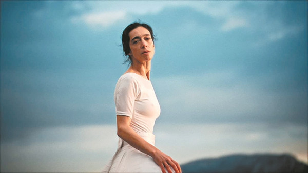 Έλενα Τοπαλίδου: «Το τέρας σού κρατάει συνεχώς το χέρι…»