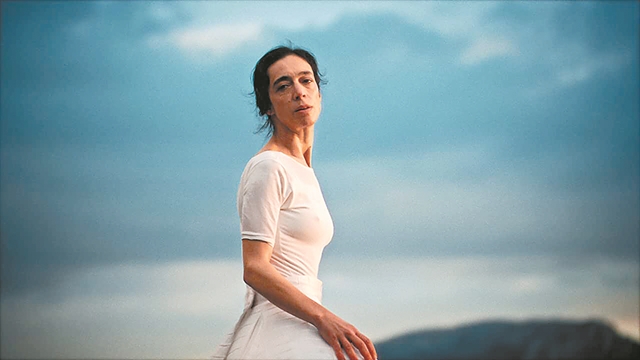 Έλενα Τοπαλίδου: «Το τέρας σού κρατάει συνεχώς το χέρι…»