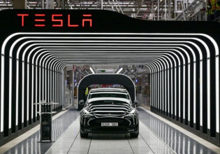 Tesla: Ο Ίλον Μασκ εγκαινίασε χορεύοντας το νέο «gigafactory» στο Βερολίνο