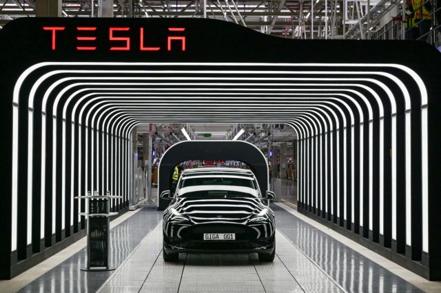 Tesla: Ο Ίλον Μασκ εγκαινίασε χορεύοντας το νέο «gigafactory» στο Βερολίνο