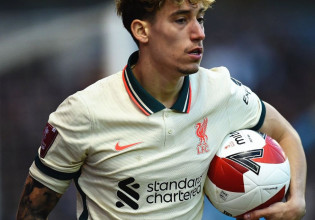 Απολαυστικός Τσιμίκας: Ραπάρει παρέα με τον Κονατε, και αποκτά το πρώτο του τραγούδι στους… Reds