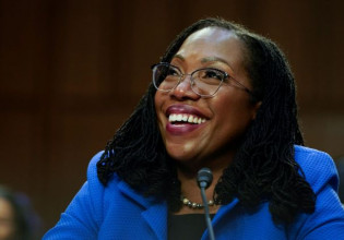 Κετάντζι Μπράουν Τζάκσον: Η Αφροαμερικανή που θέλει να γράψει ιστορία