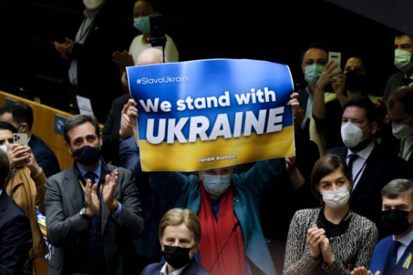 Πόλεμος στην Ουκρανία: Πόσο εφικτή είναι μια… fast track ένταξη του Κιέβου στην ΕΕ;