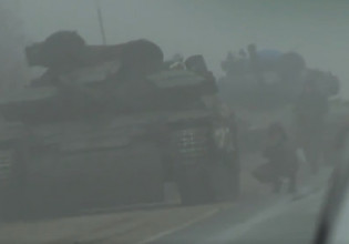 Ουκρανία: Η στιγμή που ρωσικό τανκ γύρισε και σημάδεψε το ελληνικό κομβόι