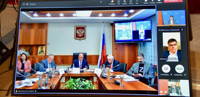 Επεισοδιακός διάλογος Χαρακόπουλου (ΝΔ) με Ρώσο βουλευτή: Φορούσε μπλούζα με το σύμβολο «Ζ»