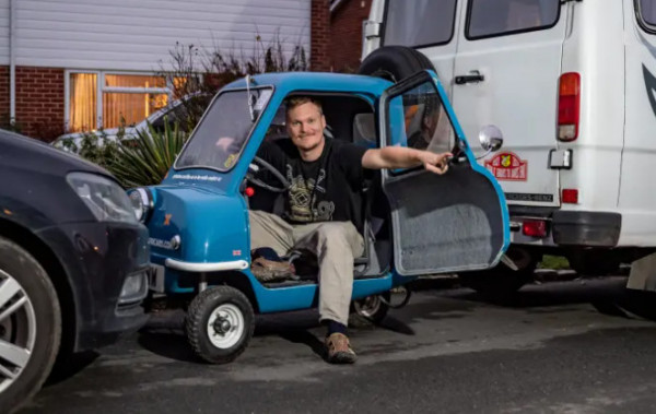 Οδηγεί το μικρότερο αυτοκίνητο στον κόσμο: «Γελάνε μαζί μου, αλλά γελάω τελευταίος στο βενζινάδικο»