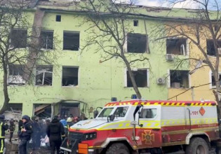 Πόλεμος στην Ουκρανία: Συγκλονίζουν οι εικόνες από το βομβαρδισμένο μαιευτήριο στη Μαριούπολη