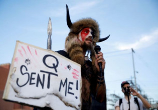 Ουκρανία: Οι ομοιότητες του Πούτιν με τον QAnon και η θεωρία συνωμοσίας για τα βιολογικά όπλα