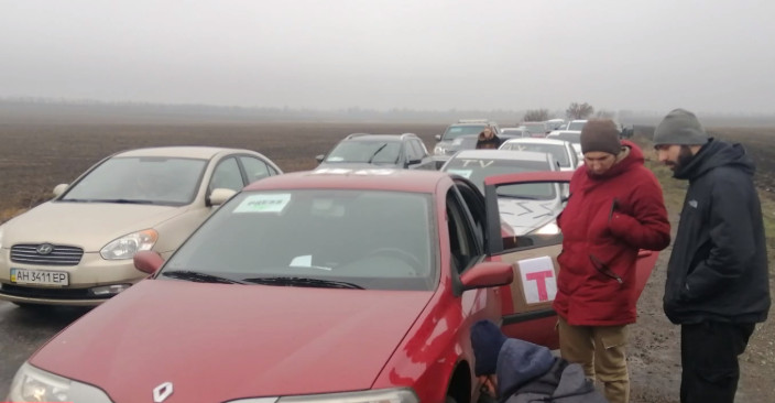 Πόλεμος στην Ουκρανία: Πυρά δέχτηκε το αυτοκίνητο του MEGA στο κομβόι της επιστροφής από Μαριούπολη