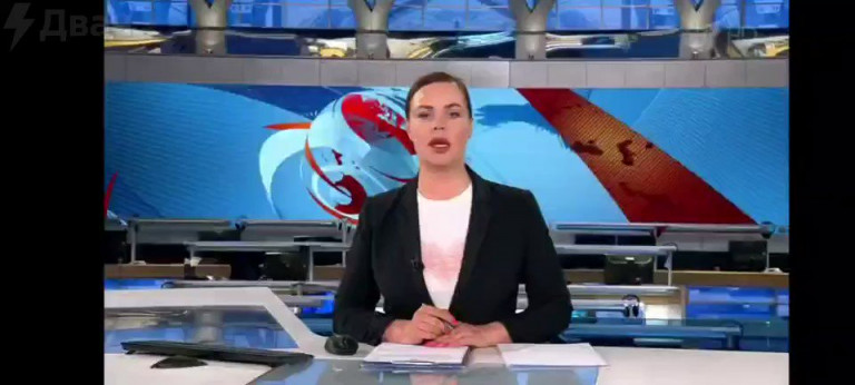 Πόλεμος στην Ουκρανία: Αντιμέτωπη με ποινή φυλάκισης έως 15 χρόνια η ρωσίδα δημοσιογράφος του «Channel 1»