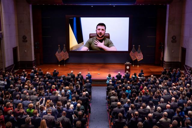 Πόλεμος στην Ουκρανία: Βουλευτές ξέσπασαν σε κλάματα κατά την ομιλία Ζελένσκι στο Κογκρέσο