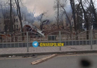 Πόλεμος στην Ουκρανία: Οι Ρώσοι βομβάρδισαν θέατρο – καταφύγιο εκατοντάδων αμάχων στη Μαριούπολη