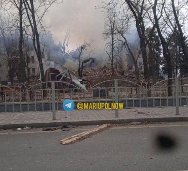 Πόλεμος στην Ουκρανία: Οι Ρώσοι βομβάρδισαν θέατρο – καταφύγιο εκατοντάδων αμάχων στη Μαριούπολη