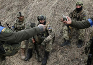 Δημοσκόπηση Politico: 1 στους 3 Έλληνες «κατανοούν» τους λόγους για τη ρωσική εισβολή