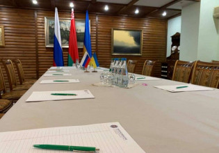 Ουκρανία: Μόσχα και Κίεβο στο τραπέζι των διαπραγματεύσεων με… κυρίως πιάτο την κατάπαυση πυρός