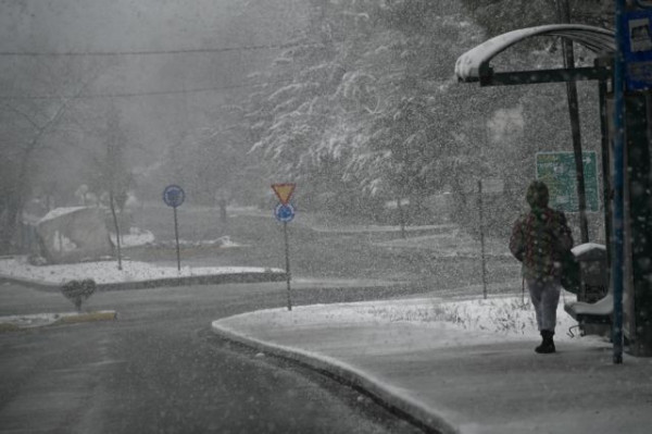 Καιρός: Χιόνια πάλι στην Αττική – Αεροχείμαρρος βάζει τη χώρα στην κατάψυξη