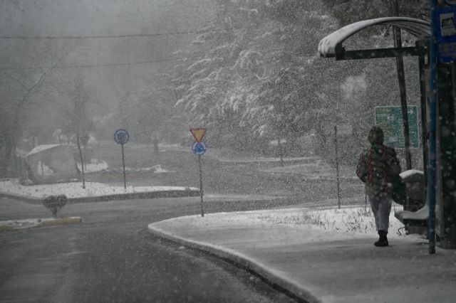 Καιρός: Χιόνια πάλι στην Αττική - Αεροχείμαρρος βάζει τη χώρα στην κατάψυξη