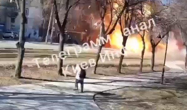 Κίεβο: Η στιγμή που βομβαρδίζεται πολυκατοικία – Πολίτης τη γλιτώνει για μερικά μέτρα
