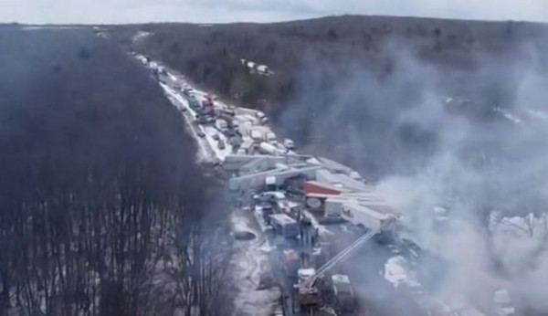 ΗΠΑ: Συγκλονιστικές εικόνες από καραμπόλα σε αυτοκινητόδρομο – Νεκροί και τραυματίες