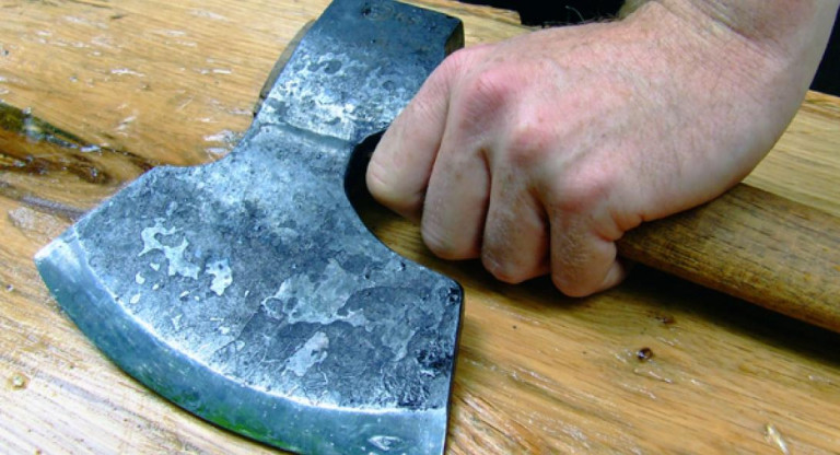 Πέλλα: Επιτέθηκε στον γιο του με τσεκούρι – Τον τραυμάτισε στο λαιμό