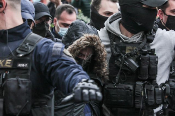 Πάτρα: Η συγκλονιστική φωτογραφία από την προσαγωγή της Ρούλας Πισπιρίγκου