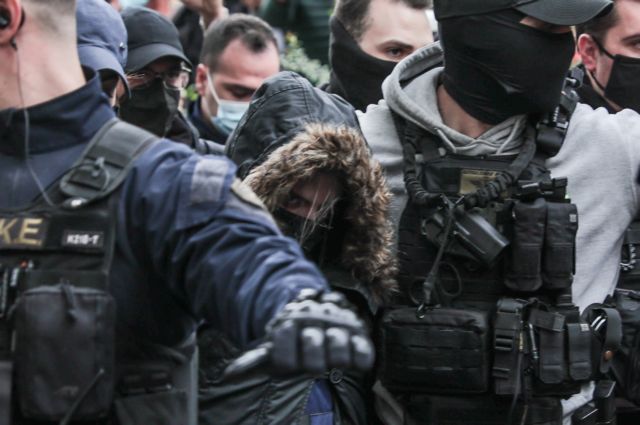 Πάτρα: Η συγκλονιστική φωτογραφία από την προσαγωγή της Ρούλας Πισπιρίγκου