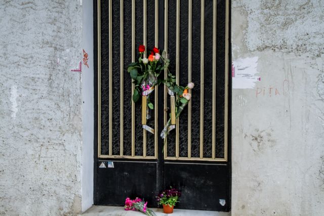 Πάτρα: Αφήνουν λουλούδια έξω από το σπίτι της Ρούλας Πισπιρίγκου στη μνήμη των παιδιών