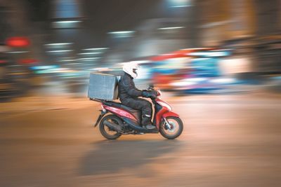 Ντελιβεράδες: Λίγο πιο εύκολη η ζωή για τα «παιδιά» παντός καιρού