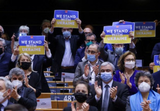 Πόλεμος στην Ουκρανία: Συγκινητικές σκηνές στο Ευρωπαϊκό Κοινοβούλιο