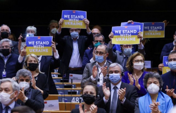 Πόλεμος στην Ουκρανία: Συγκινητικές σκηνές στο Ευρωπαϊκό Κοινοβούλιο