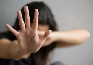 Θεσσαλονίκη: Προφυλακιστέος ο 53χρονος που κακοποιούσε σεξουαλικά την ανήλικη κόρη της συντρόφου του