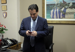 Άδωνις Γεωργιάδης: Πέταξαν γκαζάκια στο πολιτικό του γραφείο