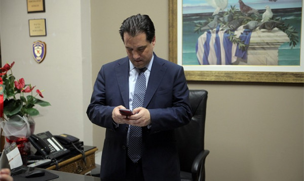 Άδωνις Γεωργιάδης: Πέταξαν γκαζάκια στο πολιτικό του γραφείο