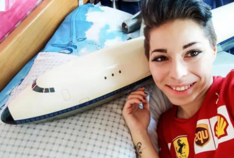 Ουγγαρία: Γυναίκα έχει σχέση με ένα πλαστικό αεροπλάνο