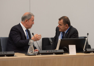 Σύνοδος ΝΑΤΟ: Συνάντηση Παναγιωτόπουλου – Ακάρ στις Βρυξέλλες