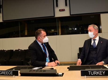 Βρυξέλλες: Ξαφνική συνάντηση Παναγιωτόπουλου με Ακάρ – Συζήτησαν για στρατιωτικά ΜΟΕ