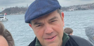 Η τραγιάσκα Τσίπρα αλά Peaky Blinder