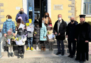 Ουκρανία: Μαθητές στην Αλμωπία υποδέχθηκαν προσφυγόπουλα με ποντιακή λύρα και λουλούδια