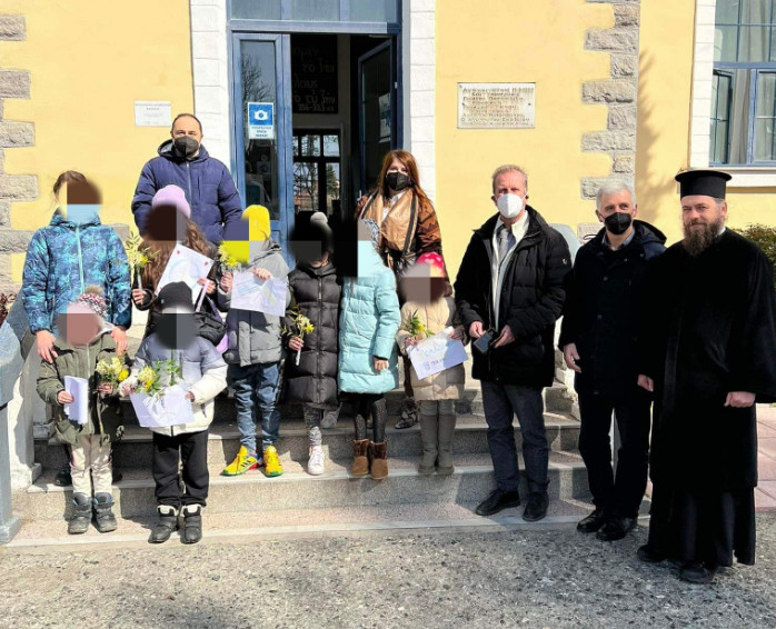 Ουκρανία: Μαθητές στην Αλμωπία υποδέχθηκαν προσφυγόπουλα με ποντιακή λύρα και λουλούδια