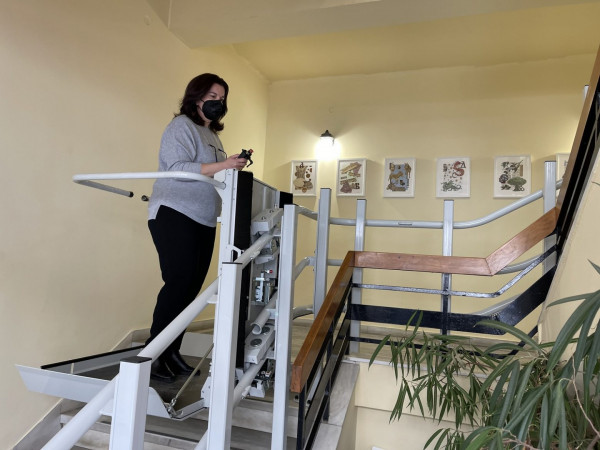 Δημοτική Βιβλιοθήκη Χανίων: Νέος ανελκυστήρας σκάλας για άτομα με δυσκολίες μετακίνησης