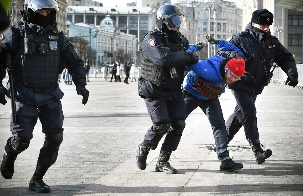 Ρωσία: Πάνω από 800 συλλήψεις σε αντιπολεμικές διαδηλώσεις