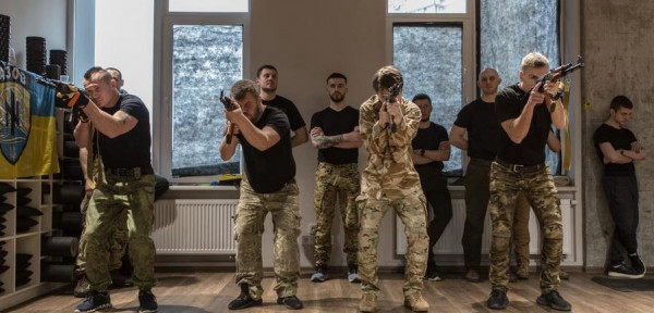 Süddeutsche Zeitung: Γερμανοί ακροδεξιοί σπεύδουν στην Ουκρανία – Στηρίζουν το τάγμα του Αζόφ