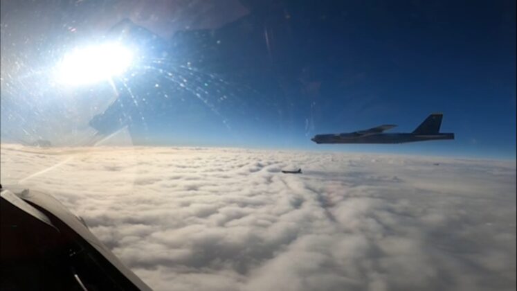 Ελληνικά F-16 πέταξαν μαζί με το τεράστιο B-52 στο FIR Αθηνών