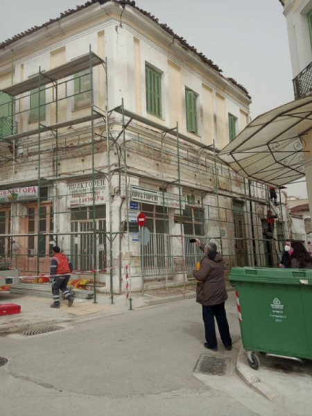 Επικίνδυνο κτίριο στον Τύρναβο οδήγησε τον Δήμαρχο να κάνει αναφορά στην Εισαγγελία