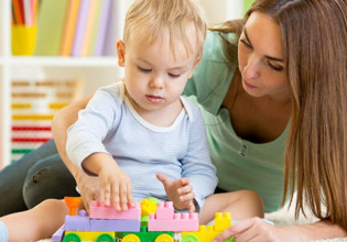 Νταντάδες της Γειτονιάς: Ανοίγει η πλατφόρμα για το πρόγραμμα – Πιλοτική εφαρμογή σε 32 δήμους